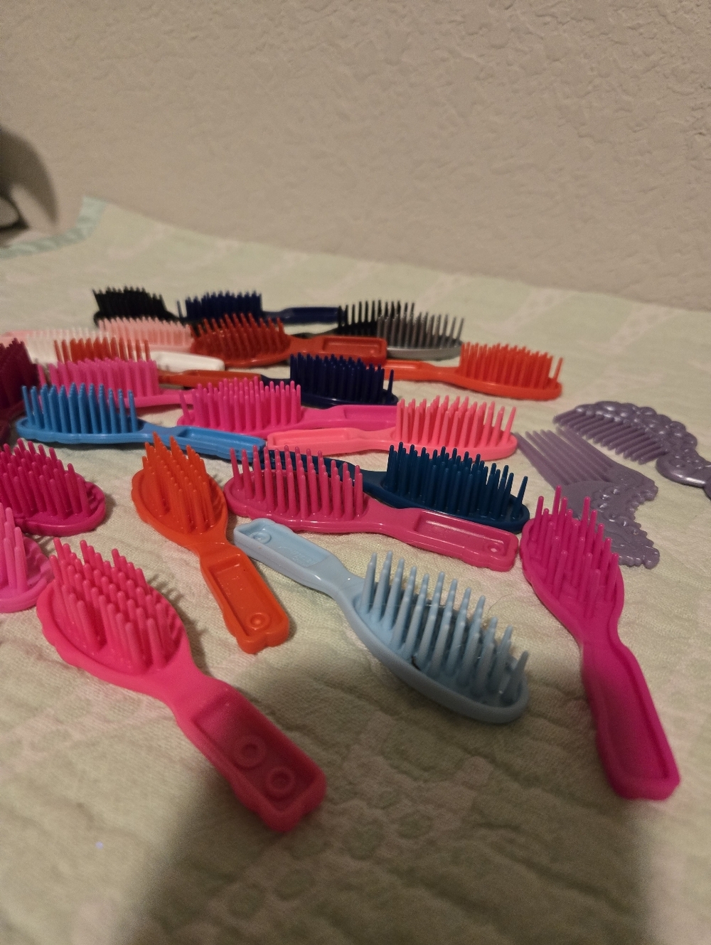 Lot Of 28 Barbie Brushes. - Picture 2 of 3
